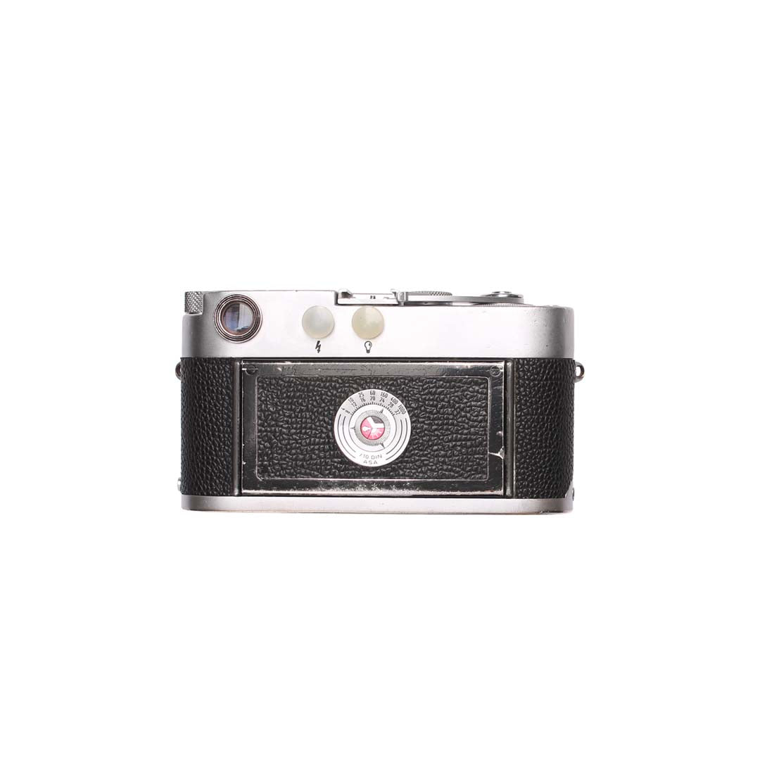 Leica M2 button rewind - body - grainoverpixel